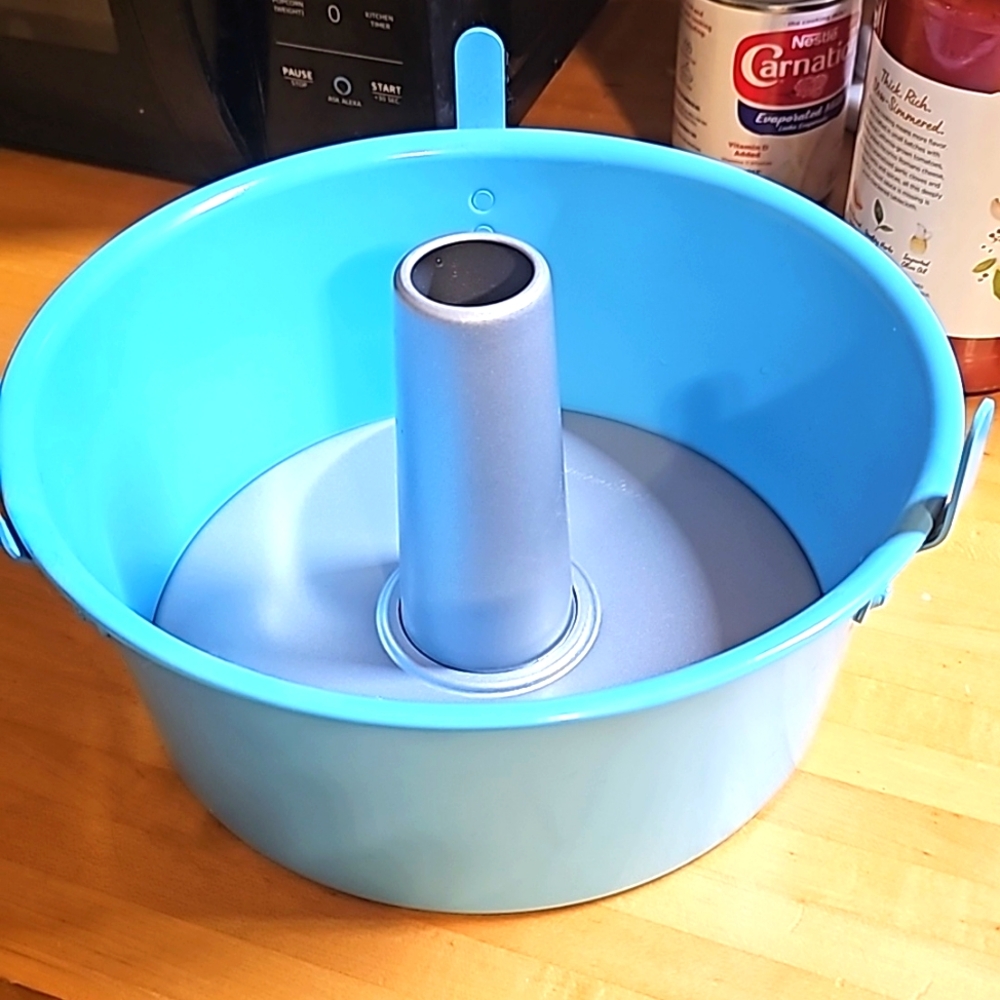 Brand new! Bundt pan, turquoise, full size